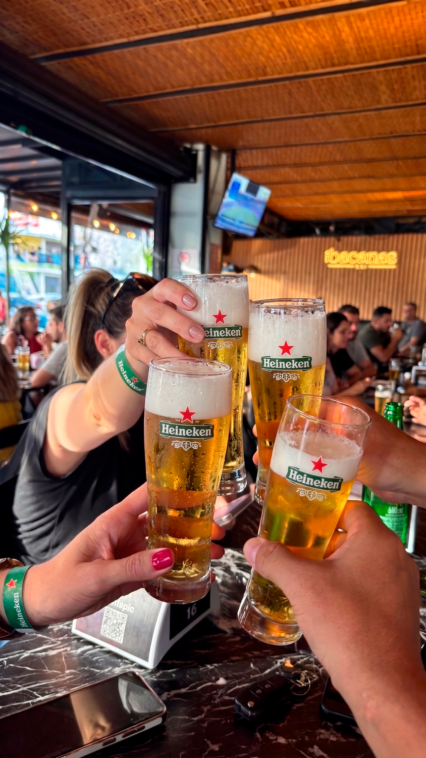 Amigos brindando no Dos Bacanas Bar